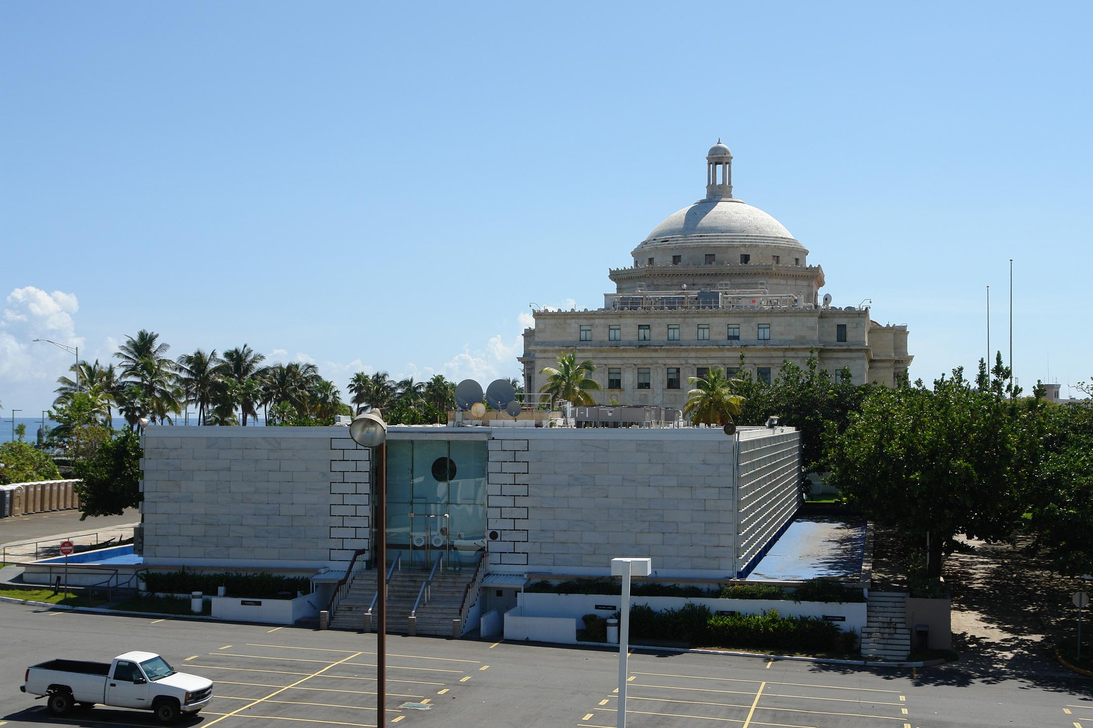 Capitolio de Puerto Rico - San Juan (Puerta de Tierra) - 2011 00114